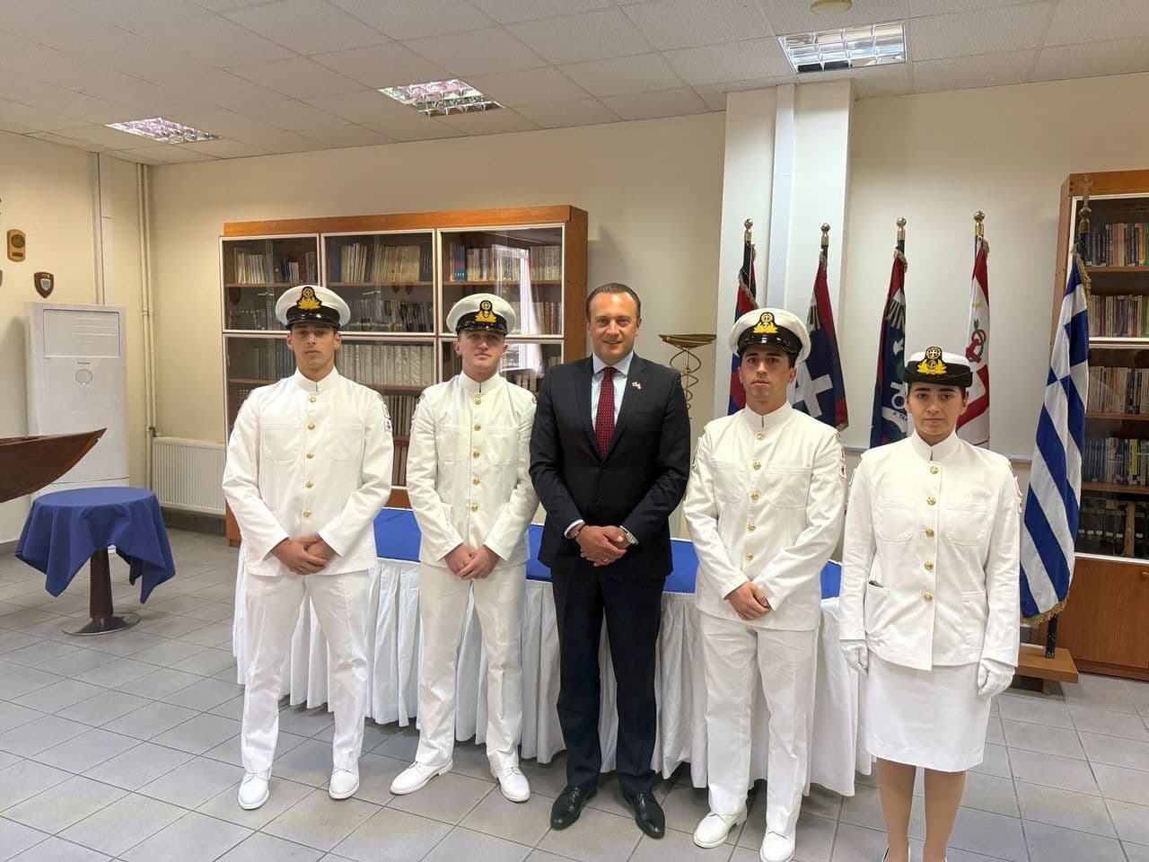 საბერძნეთის რესპუბლიკაში საქართველოს საგანგებო და სრულუფლებიანი ელჩი, ლევან ბერიძე ეწვია საზღვაო ძალების უმცროსოფიცერთა აკადემიას, სადაც ქართველი კადეტები სწავლობენ  